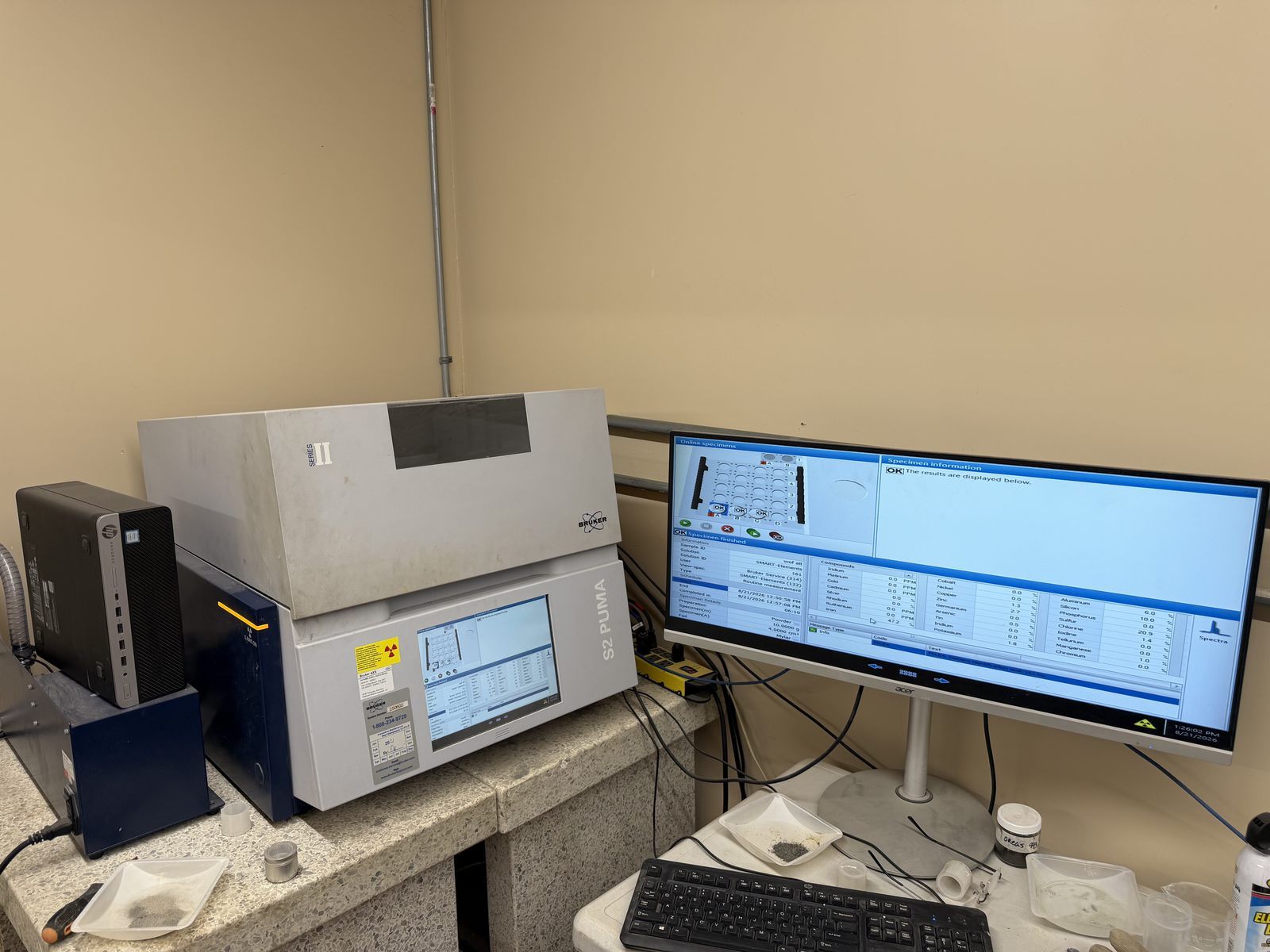 XRF analyzer with sample changer and workstation